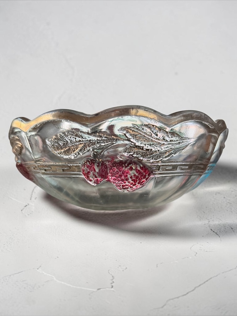 INDIANA GLASS CO. NO. 127 “PANELED STRAWBERRY” BERRY BOWL